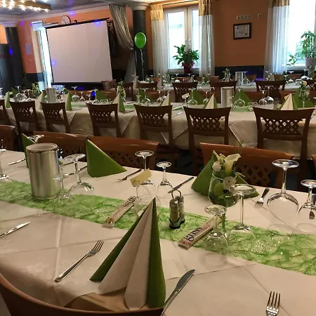 & Restaurant Garda فندق 3*