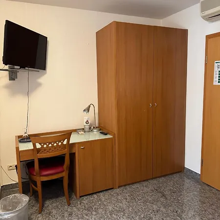 & Restaurant Garda فندق دارمشتاد