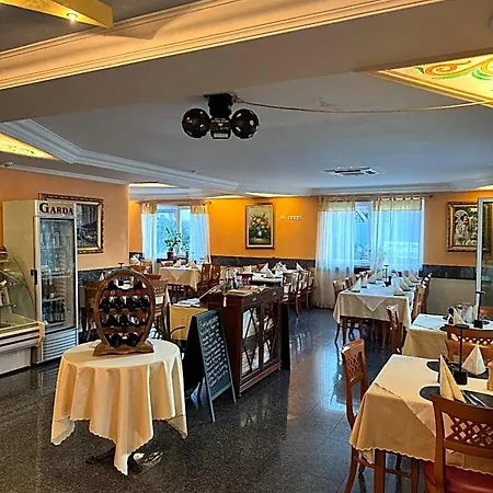 & Restaurant Garda ホテル 3*